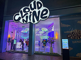 大麻のマークを掲げたショップ